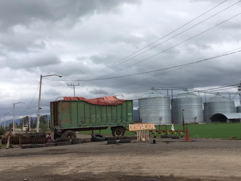 Productores bloquean bodega de empresa multigranos