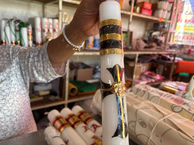 Productores de cera se preparan para iluminar altares de Día de Muertos