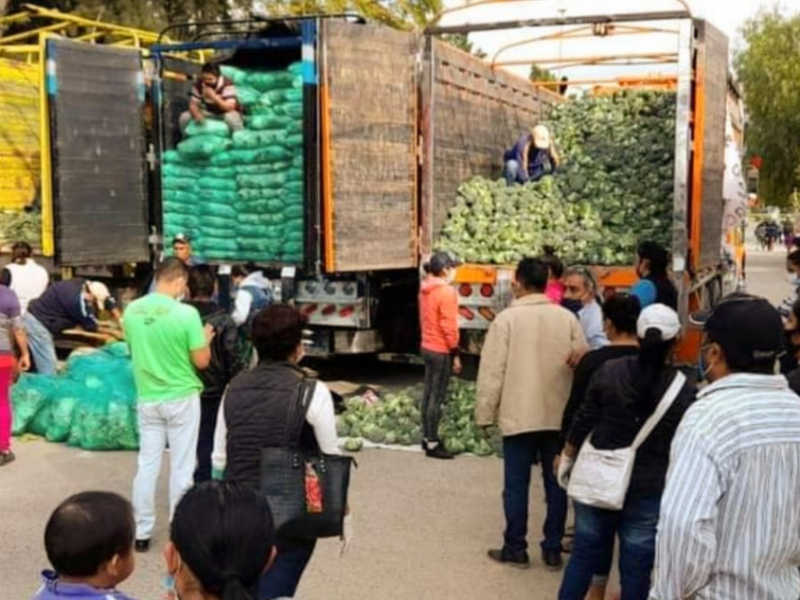  Productores de Cuayucatepec regalan verdura por falta de venta