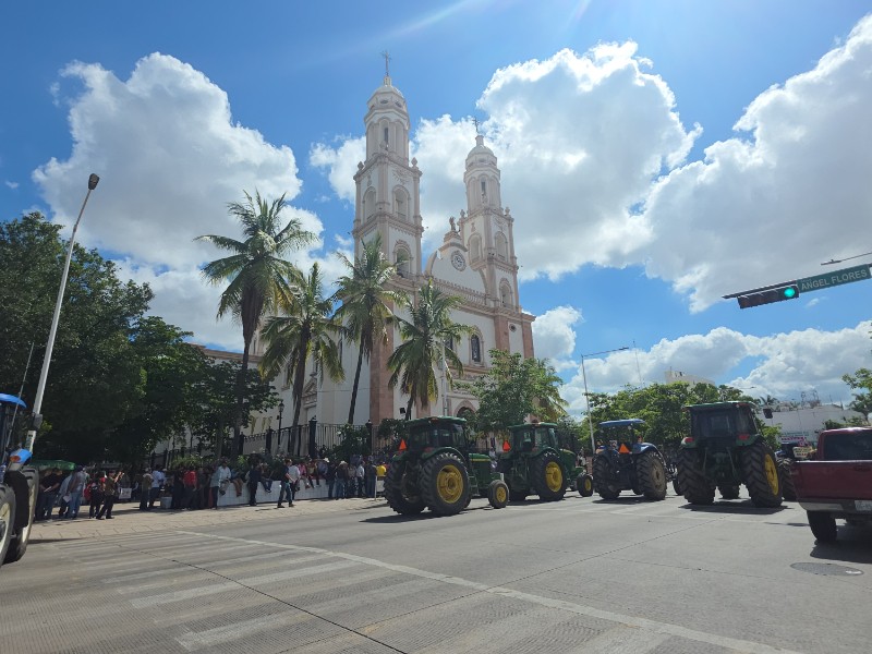 Productores de la zona centro bloquean la Álvaro Obregón en Culiacán