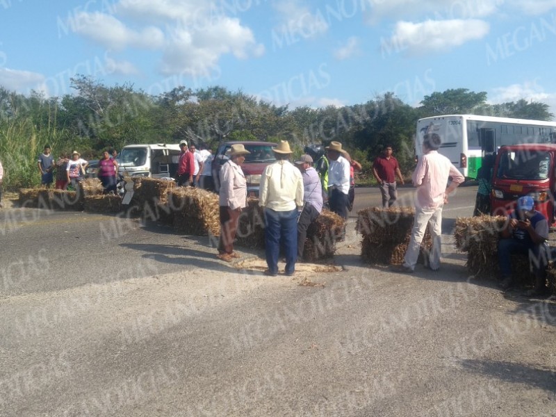 Productores de Sorgo realizan bloqueo carretero en Juchitán