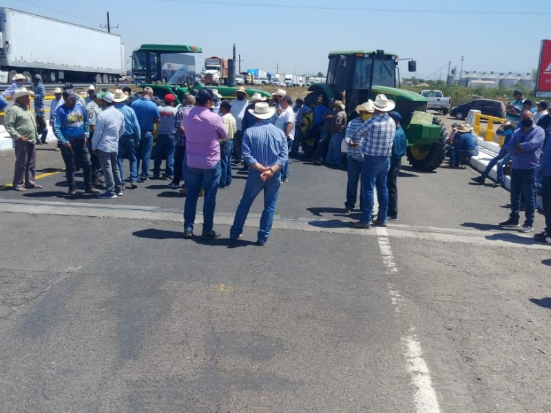 Productores de trigo bloquean carretera México 15
