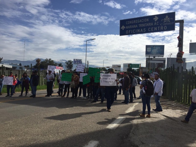 Productores del campo bloquean aeropuerto de Oaxaca