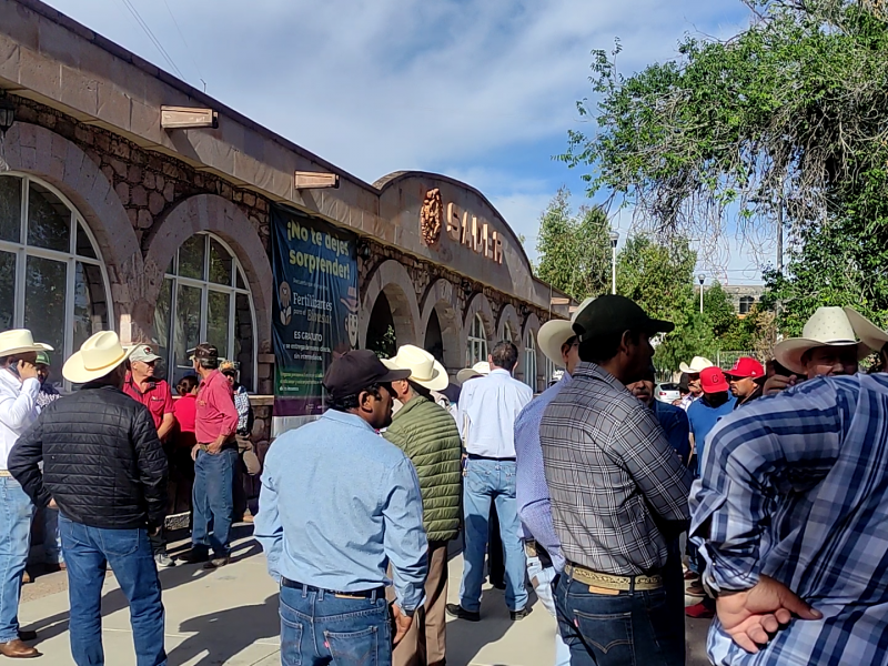 Productores del campo se manifiestan en la SADER