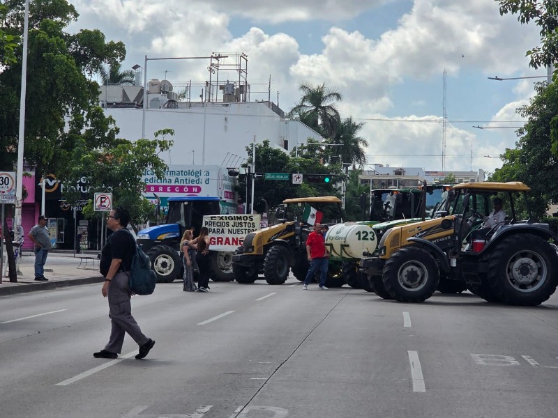 Productores levantan plantón en avenida Álvaro Obregón, en Culiacán