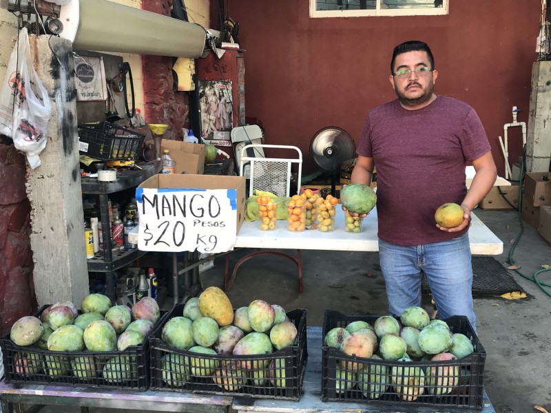 Productores locales ofrecen sus productos en las calles