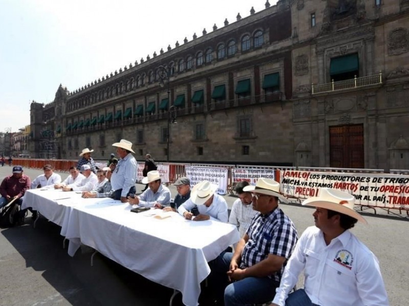 Productores se manifiestan frente a Palacio Nacional