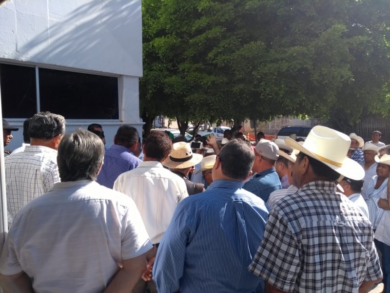 Productores se manifiestan en CONAGUA