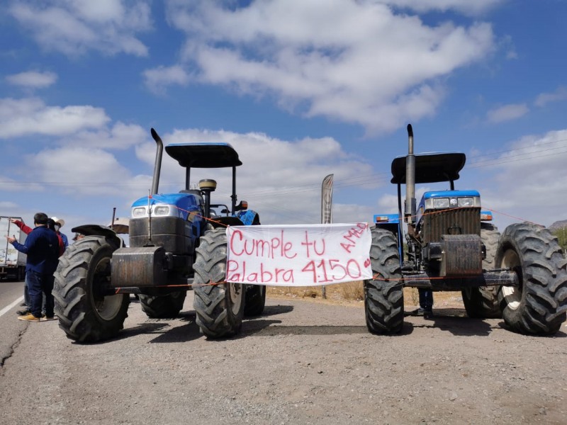 Productores se manifiestan sobre la carretera México 15