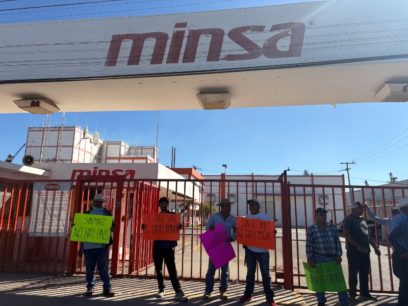 Productores bloquean Minsa en zona industrial de Los Mochis