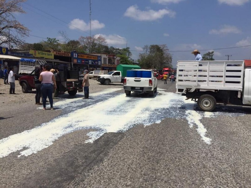 Productores tiran cientos de litros de leche en Guichicovi