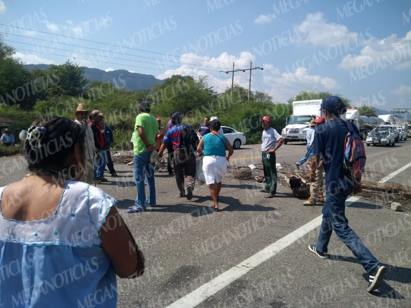 Productores y campesinos de Tehuantepec cierran carreteras