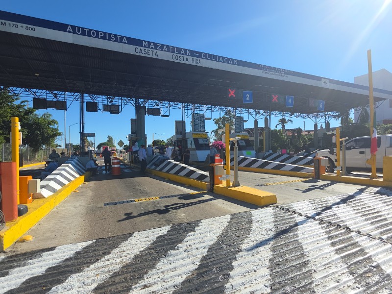 Productores y transportistas toman caseta Costa Rica en Culiacán
