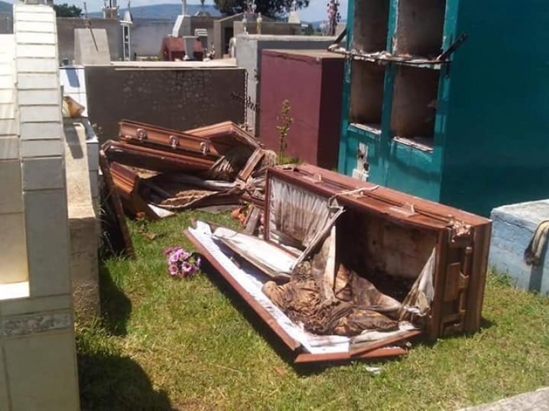 Profanan tumbas en Capilla de Guadalupe