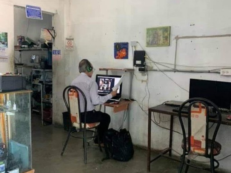 Profesor da clases desde un ciber café