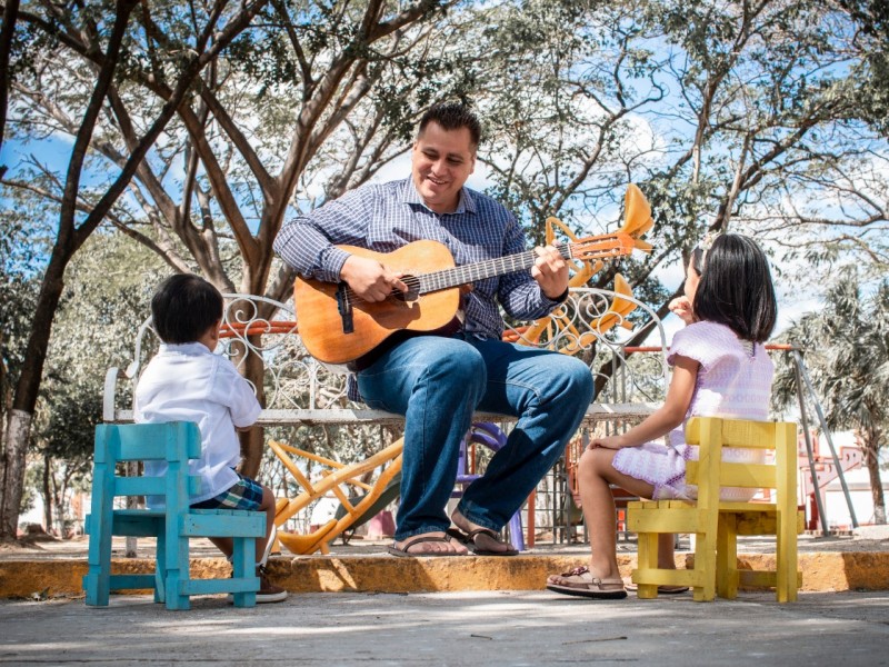 Profesor de Ixtepec aplica Pedagogía a distancia través de canciones