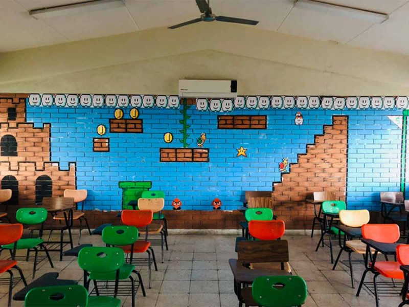 Profesor decora el salón de 