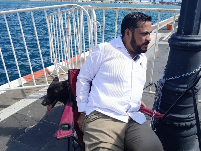 Profesor se encadena en Malecón de Veracruz para exigir pago de seguro
