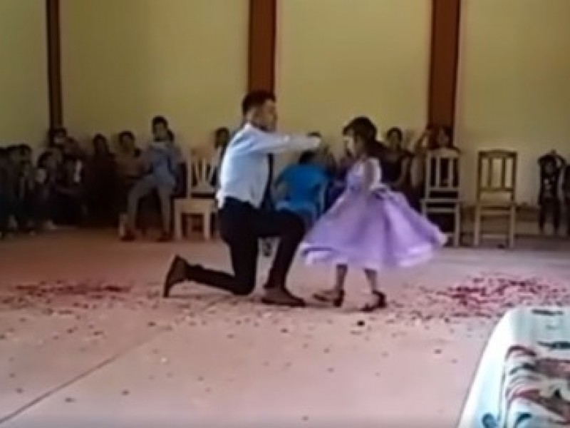 Profesor se hace viral tras bailar valls con única alumna