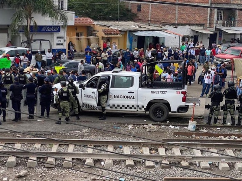 Profesores de la CNTE se enfrentan con policías en Michoacán