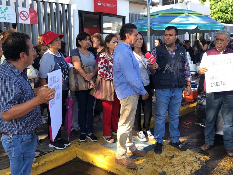 Profesores jubilados se manifestaron afuera e USEBEQ