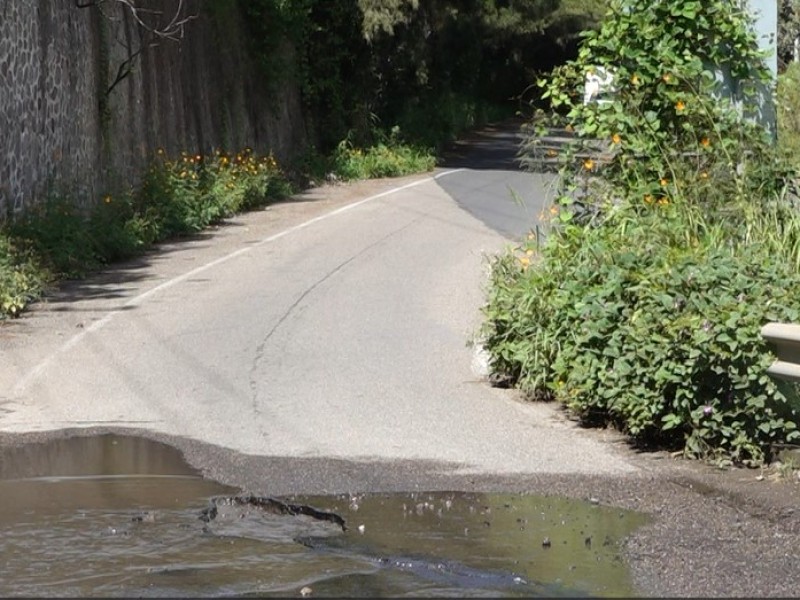 Profundo bache afecta vialidad en calle Dresde