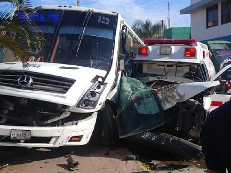 Progreso 4 y ambulancia chocan en Av. Insurgentes