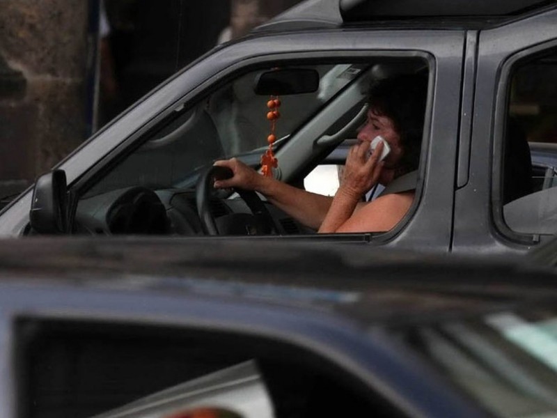 Prohíben a automovilistas uso de celular en carreteras