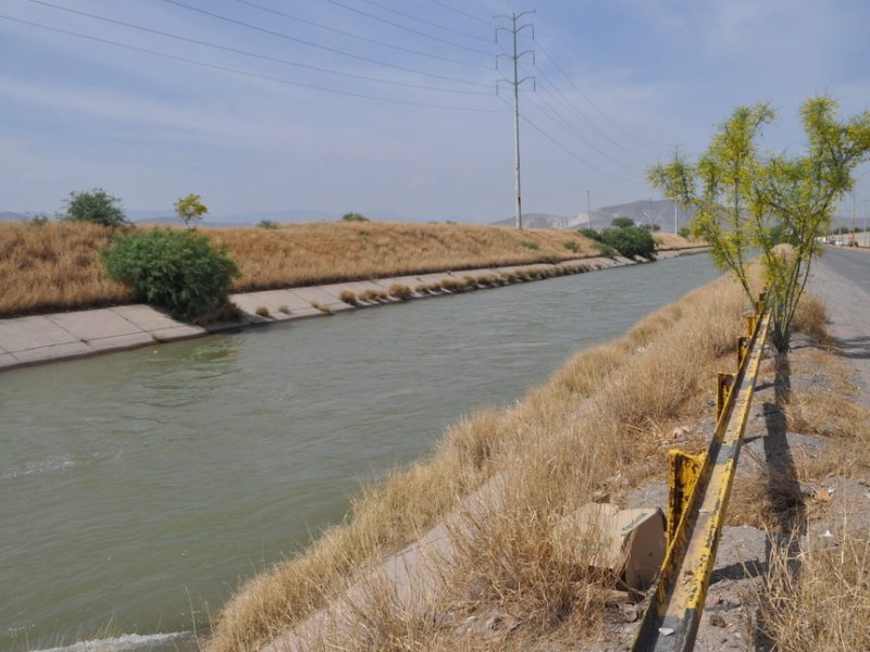 Prohíben a familias nadar en canales de riego