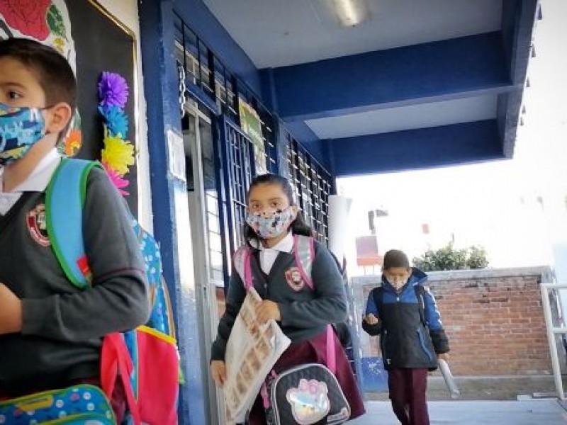 Prohiben condicionar entrega de papeles de estudiantes en Puebla