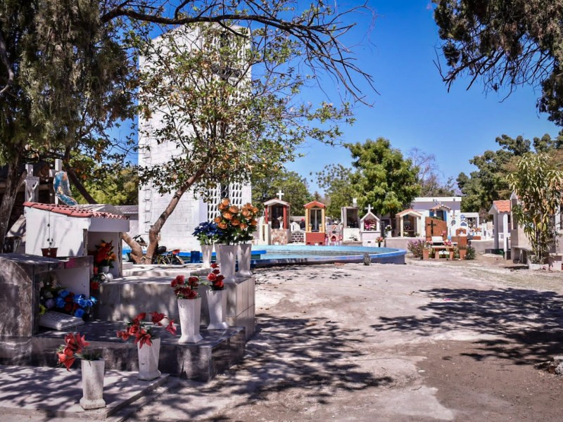 Prohíben música, comida y bebidas en ´panteones de Mazatlán