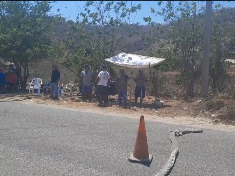 Prohíben paso a colectivos; bloquean agencias municipales en Salina Cruz