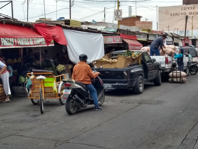 Prohibido apartar lugares con bancos en mercado