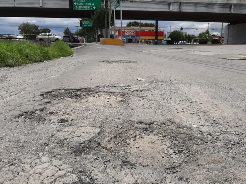 Prolifera baches en zona industrial de Toluca