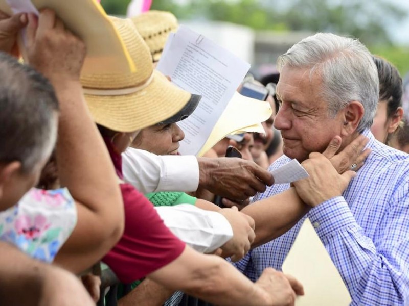 Promete AMLO acabar con la violencia en Michoacán