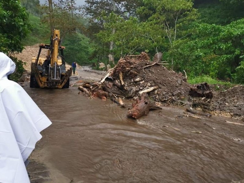 Promete SCT dar continuidad a caminos afectados por lluvias