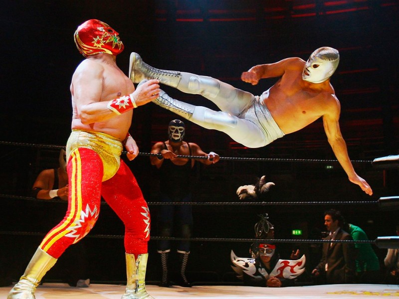 Promocionan al AIFA con lucha libre