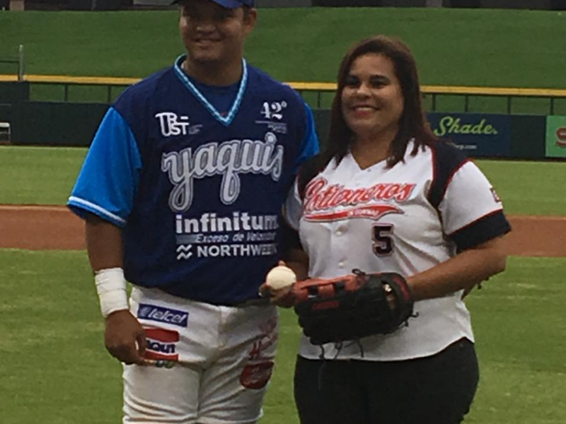 Promueve Sara Valle en Arizona equipo de béisbol