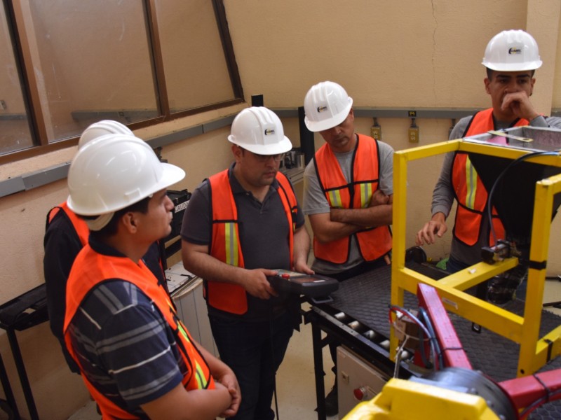 Promueve UTHermosillo capacitaciones de manejo de robots industriales.