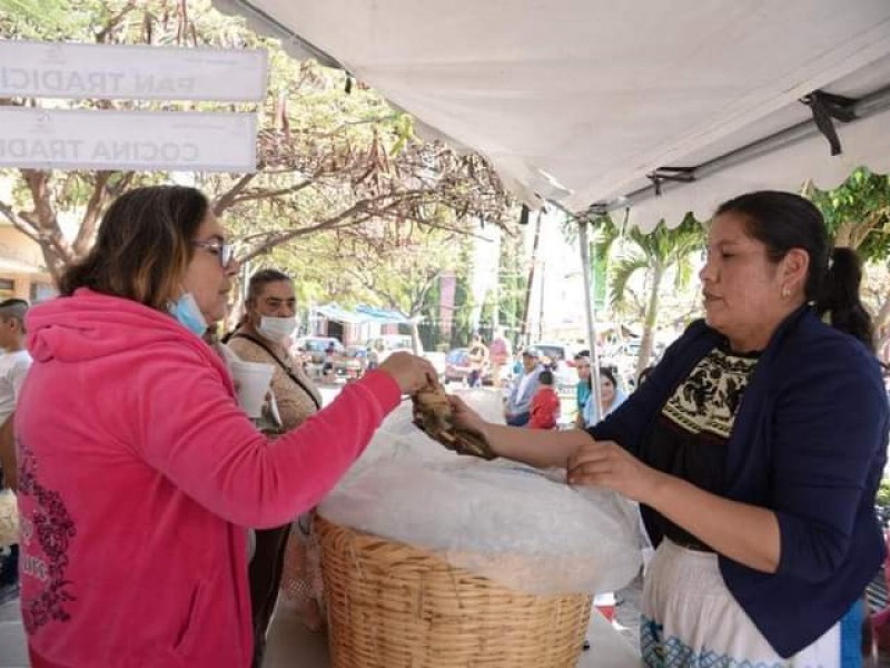 Promueven cultura y gastronomía de Chilchota en Cojumatlán