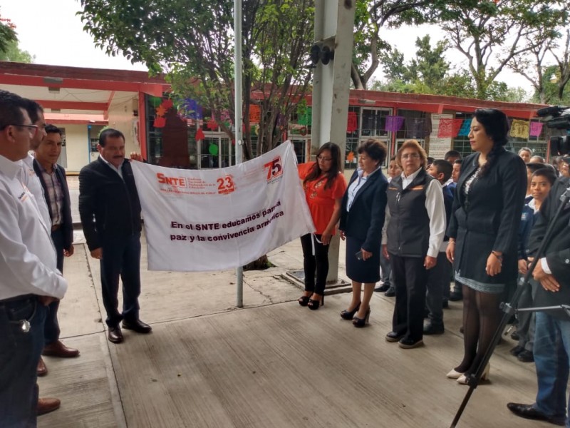 Promueven escuelas la paz con bandera blanca