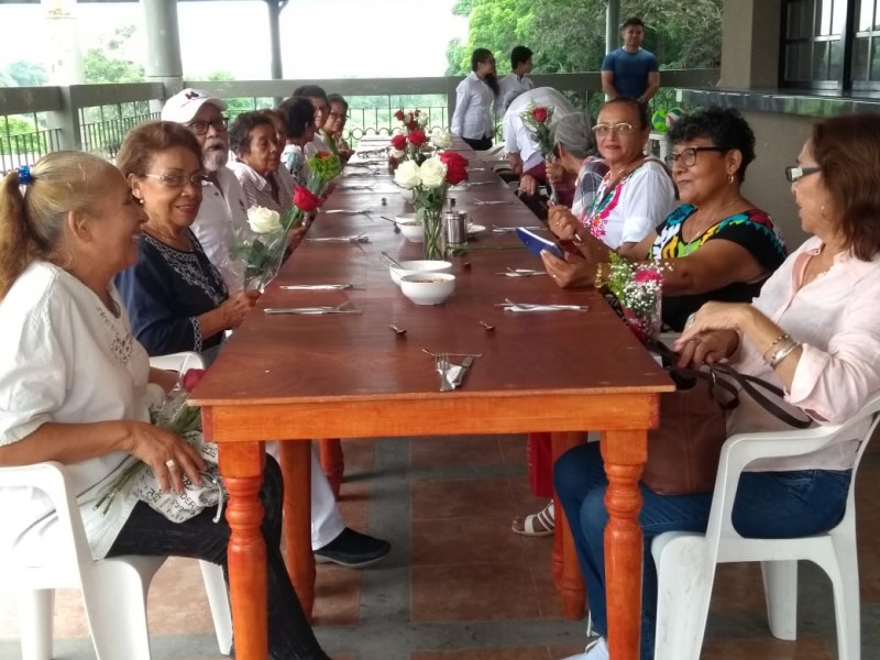 Promueven Hábitos Alimenticios en el Adulto Mayor