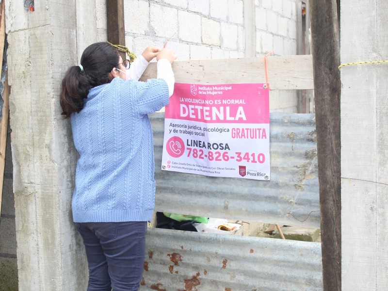 Promueven línea telefónica Rosa en Poza Rica