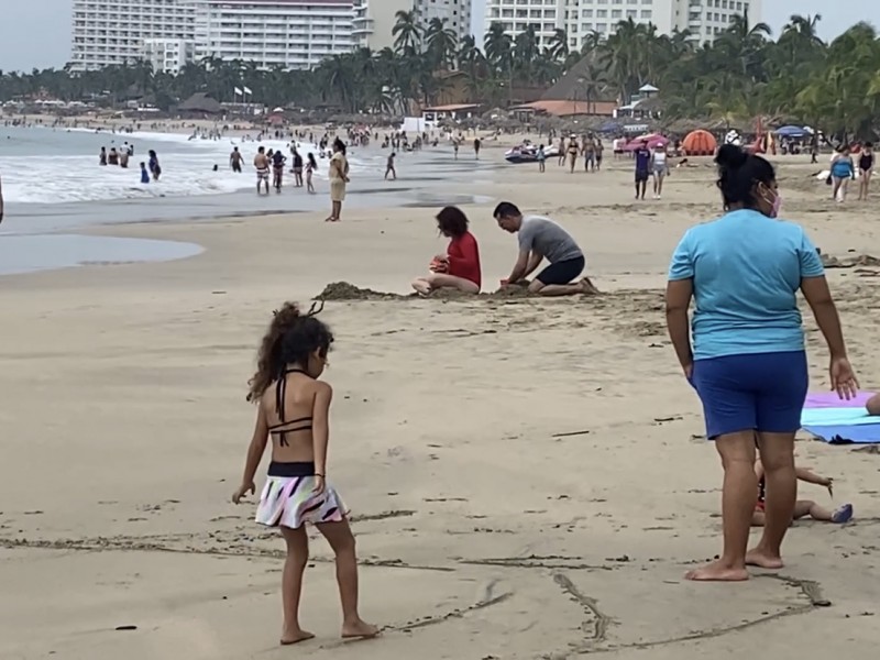 Pronostico de lluvias no afecta llegada de visitantes a Ixtapa-Zihuatanejo