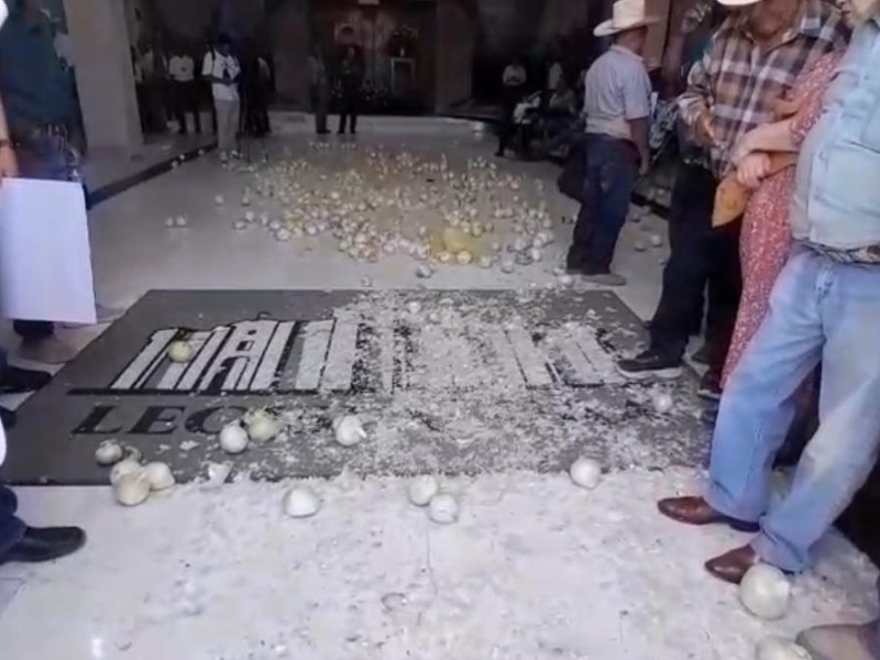 Propietarios de pozos agrícolas arrojan cebollas en el congreso local
