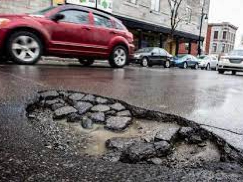 Propone estado responsabilizarse por daños en baches