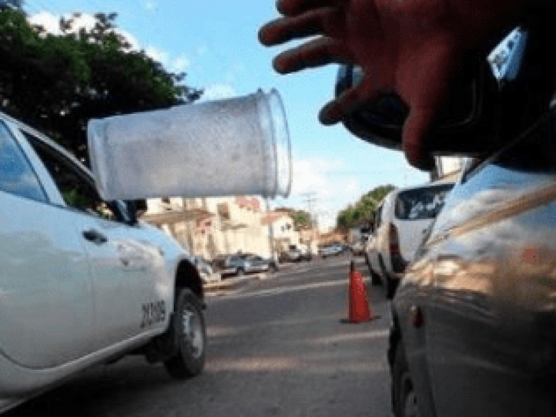 Proponen multas para conductores que tiren basura