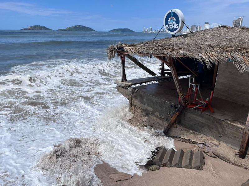 Proponen regularizar palapas en playas de Mazatlán tras Daños por Oleaje
