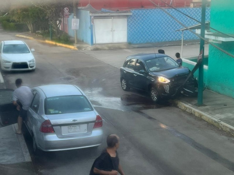 Protagoniza percance vehicular por ir al teléfono