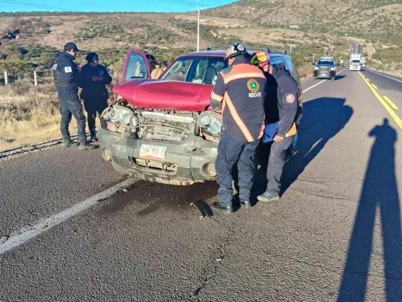 Protección Civil de Sombrerete atiende choque vehicular en la carretera federal 45